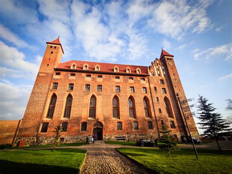Kasztelan zamku w Gniewie z rycerzami składający hołd strażakom