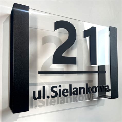 Czytelna tablica adresowa na budynku