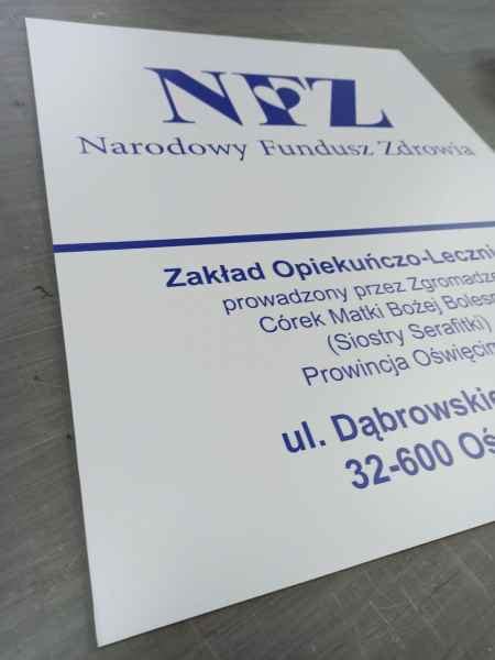 Tablica informacyjna placówki medycznej z logo NFZ