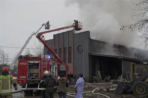 zdjęcie zniszczonej hali produkcyjnej po pożarze