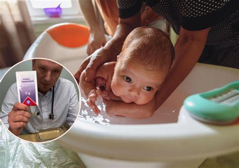 Ilustracja przedstawiająca kąpiel dziecka z dodatkiem nadmanganianu potasu