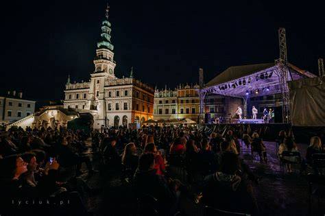 Zdjęcie przedstawiające scenę z festiwalu teatralnego we wsi