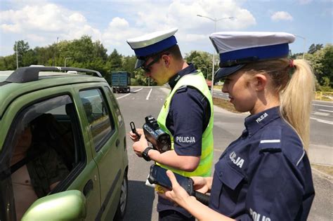 Policjant podczas interwencji ulicznej