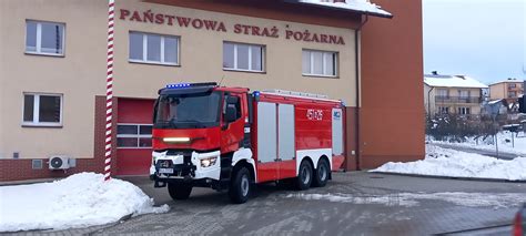 Oznakowany wóz strażacki PSP z numerem operacyjnym
