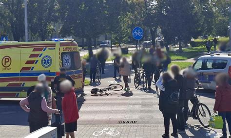 Zdjęcie przedstawiające strażaka-dowódcę przeprowadzającego rozpoznanie na miejscu zdarzenia z tabletem lub notatnikiem.