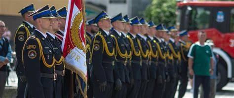 zdjęcie strażaków podczas uroczystości na rynku miejskim