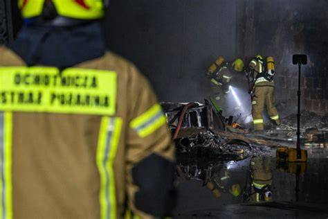 Zdjęcie z akcji gaśniczej straży pożarnej w Przemyślu na poddaszu budynku