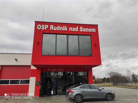 Zewnętrzny widok nowoczesnej remizy OSP w Rudniku nad Sanem