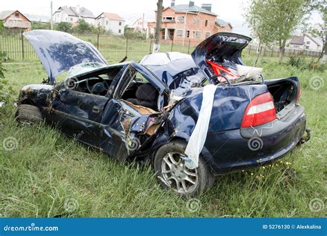 Zdjęcie spalonego samochodu na poboczu drogi