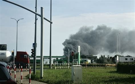 Zdjęcie potężnych kłębów czarnego dymu nad Bochnią z miejsca pożaru