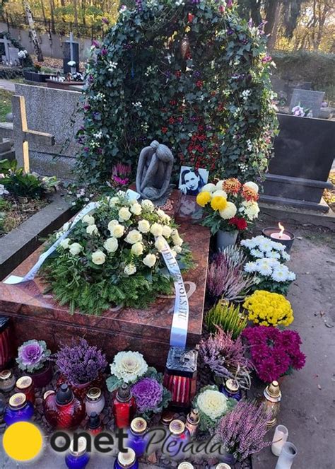zdjęcie zniczy i kwiatów na miejscu pamięci