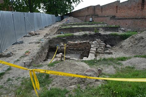 Pozostałości fundamentów spalonych domów mieszkalnych w Wielkim Dworze