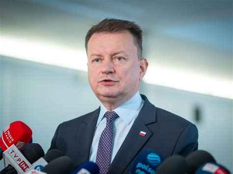 Minister Mariusz Błaszczak rozmawia ze strażakami na miejscu akcji ratunkowej