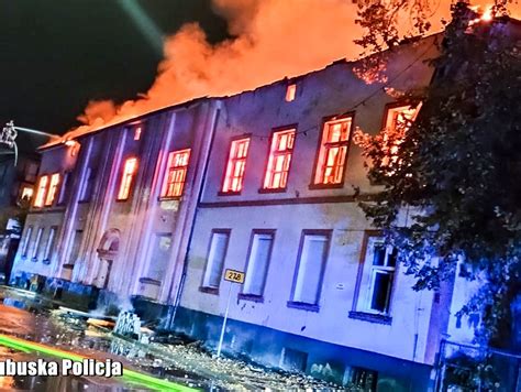 Spalony pustostan w Kozach z widocznym dymem i dymiącymi zgliszczami