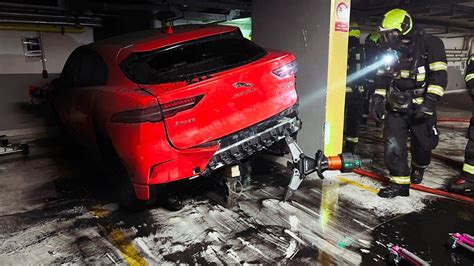Akcja gaśnicza płonącego samochodu elektrycznego na parkingu