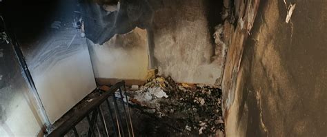 widok na klatkę schodową zniszczoną przez pożar