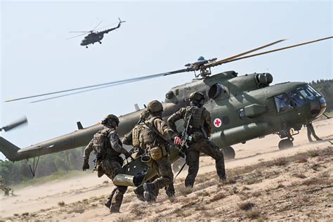 Porównanie konstrukcji rękawicy bojowej (masywna, wielowarstwowa) oraz rękawicy technicznej (smukła, wzmocniona w punktach chwytnych)