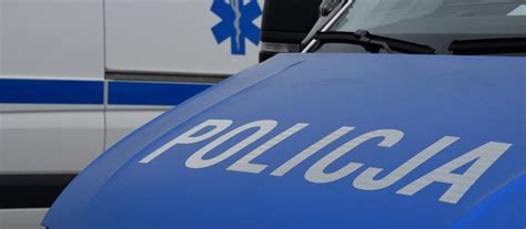 Policja wkraczająca na posesję gospodarstwa rolnego
