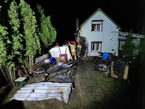 płonący budynek Domu Pielgrzyma w Kodniu nocą
