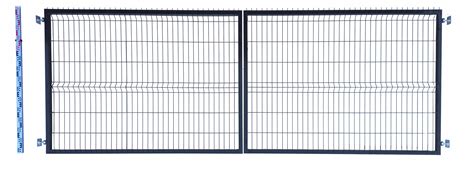 stalowa brama wyrzucona na ulicę w wyniku wybuchu pożaru