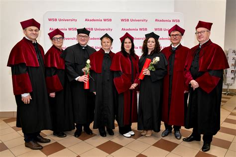 zdjęcie z ceremonii wręczenia nagród i dyplomów po zawodach strażackich