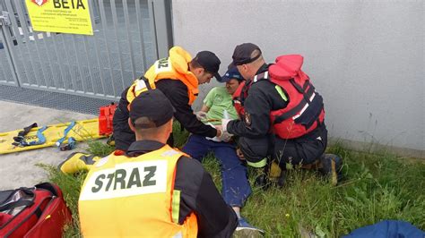 zdjęcie z zawodów ratowniczych KPP, strażacy udzielają pierwszej pomocy w symulowanej scence