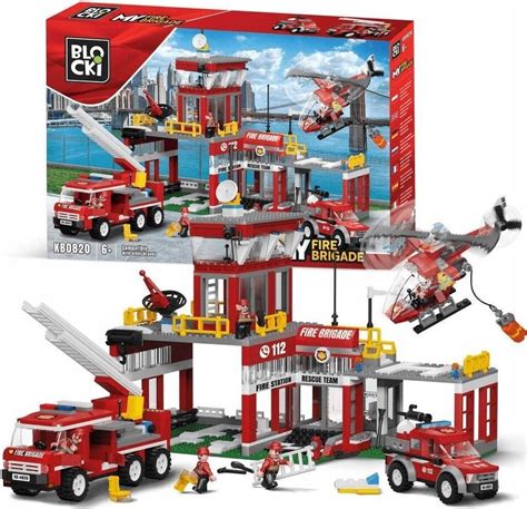 Zdjęcie przedstawiające całą zawartość pudełka klocków BLOCKI Straż Pożarna