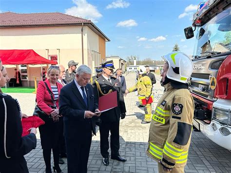 Uroczysty apel i prezentacja sprzętu pożarniczego podczas obchodów jubileuszu 100-lecia OSP Mierzęcicach