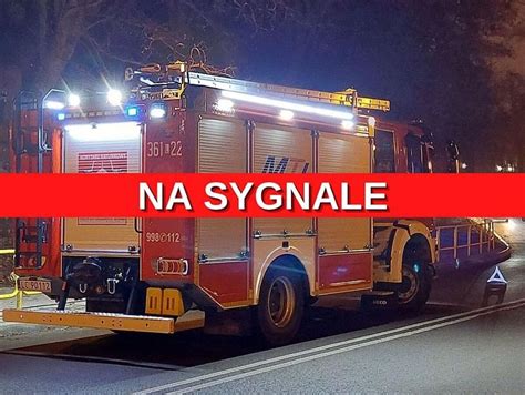 Zdjęcie przedstawiające płonącą ciężarówkę na parkingu w Woskrzenicach Dużych