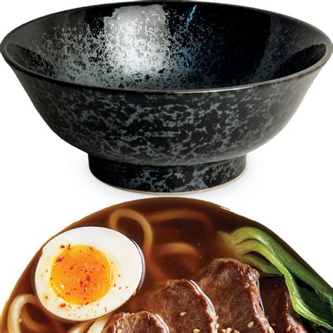 Miseczka czarnego makaronu jajangmyeon