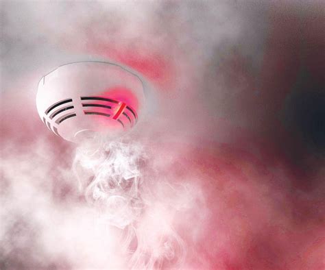 zdjęcie strażaków montujących czujniki dymu w mieszkaniu