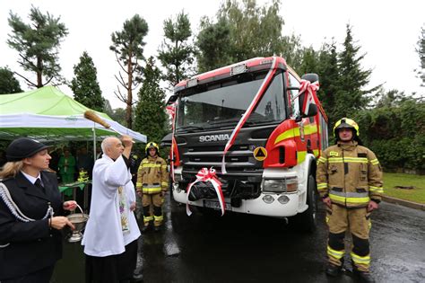 Zdjęcie przekazania ciężkiego samochodu ratowniczo-gaśniczego MAN TGM jednostce OSP Borki