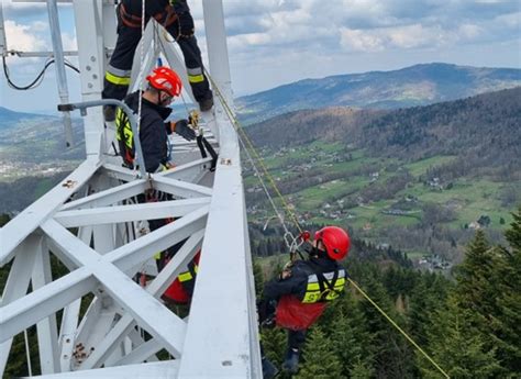 zdjęcie zestawu sprzętowego do ratownictwa wysokościowego, zgodnego z normami KSRG