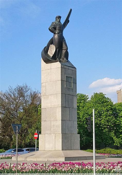 Pomnik poległych strażaków na cmentarzu w Warszawie