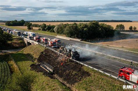 Gęsty dym z płonącej ciężarówki na autostradzie A4