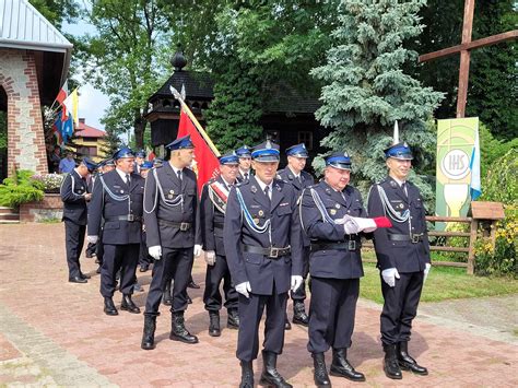 Zdjęcie przedstawiające uroczystość jubileuszową OSP Czudec, wciąganie flagi lub poświęcenie wozu strażackiego.