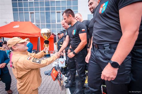 Zdjęcie przedstawiające akcję strażaków podczas zawodów lub wręczenie nagród i pucharów.