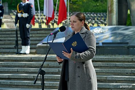 Aleksandra Kosiorek, prezydent Gdyni podczas uroczystego przemówienia na obchodach Dnia Strażaka