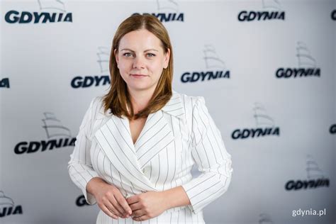 Prezydent Gdyni Aleksandra Kosiorek wręczająca nagrody gdyńskim uczniom, uczestnikom Ogólnopolskiego Turnieju Wiedzy Pożarniczej