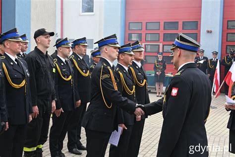 Uroczyste wręczanie odznaczeń gdyńskim strażakom na jubileuszu