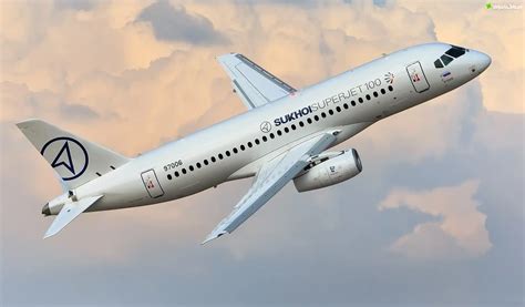 Zdjęcie płonącego samolotu Suchoj Superjet 100 na płycie lotniska Szeremietiewo