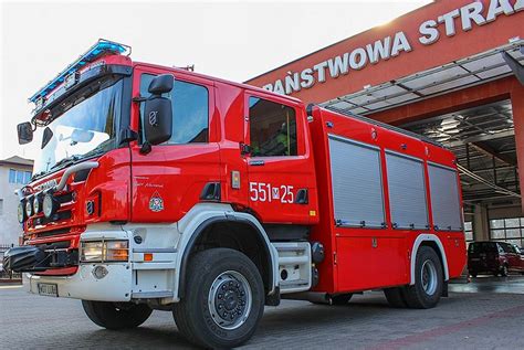 Zdjęcie przedstawiające wóz strażacki uczestniczący w akcji ratunkowej