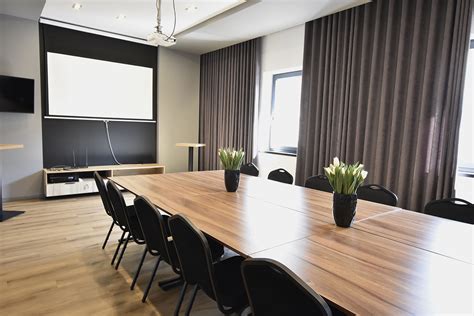 Nowoczesna sala konferencyjna z rzutnikiem w Piotrkowie Trybunalskim