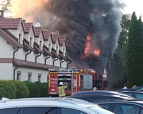Strażacy gaszący duży pożar restauracji w Żołędowie, widoczne płomienie i dym