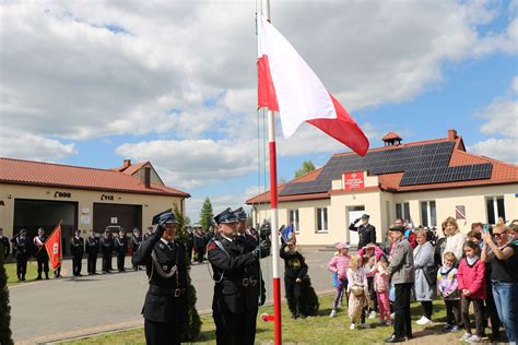 Uroczysty apel z okazji jubileuszu 100-lecia OSP Berżniki z udziałem mieszkańców i zaproszonych gości