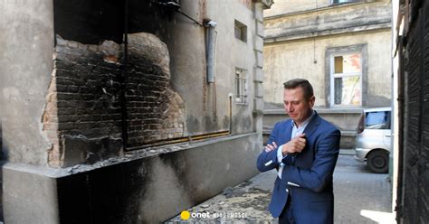 Zdjęcie uszkodzonej fasady kamienicy posła Krzysztofa Brejzy po pożarze