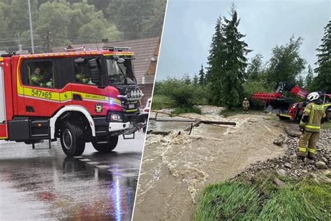 Zniszczony bus po pożarze, w tle strażacy i wóz strażacki