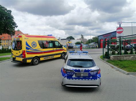 zdjęcie nowego ambulansu medycznego stojącego przed remizą OSP