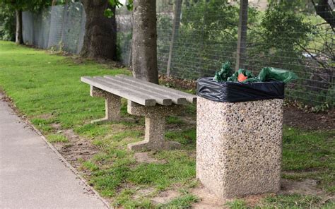 Zdjęcie spalonego jednorazowego grilla w koszu na śmieci