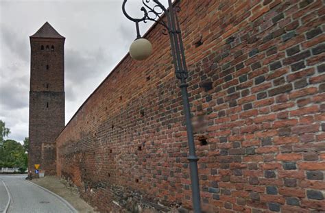 Schemat przedstawiający historyczne mury obronne Krosna oraz lokalizację zespołu klasztornego
